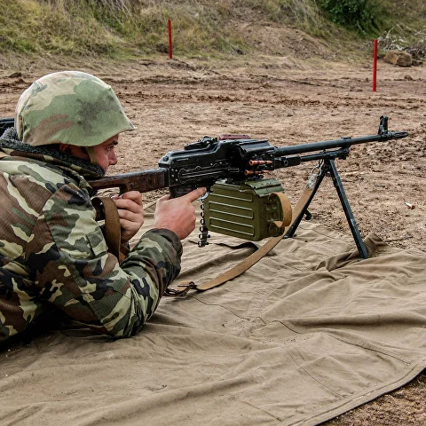 Военнослужащий в расчёте на огневой позиции