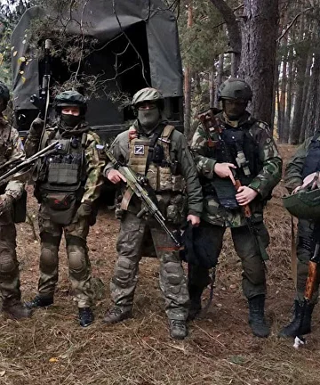 Группа военнослужащих в лесу перед выходом на задачу