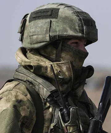 Военнослужащий в шлеме и современной экипировке