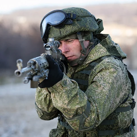 Военнослужащий на огневом рубеже во время стрелковой подготовки