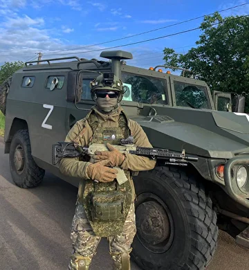 Военнослужащий у бронеавтомобиля «Тигр»